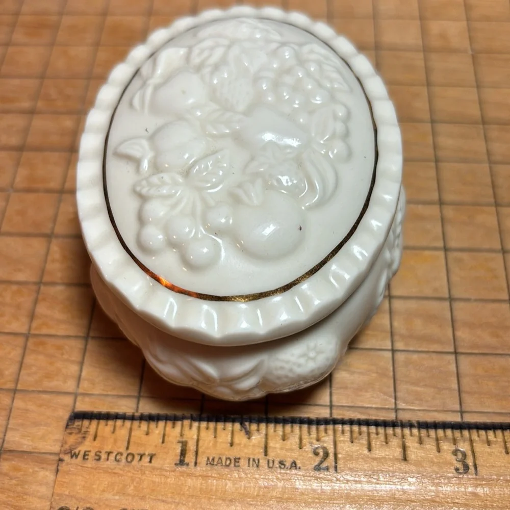 Lenox Fruits Embossed Ceramic Trinket Box Made 1998 EVC Creamy Ivory Gold Trim